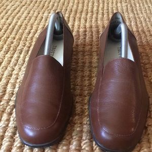 New Deanna flat by Trotters in tan